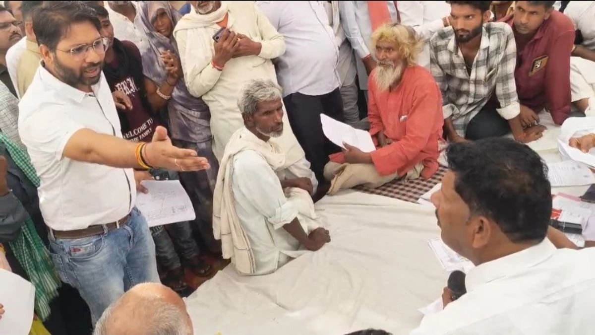 खिलचीपुर में 'मुख्यमंत्री जन विश्वास कार्यक्रम' के मंच पर हंगामा, विधायक अमरसिंह यादव ने जल निगम GM को सुनाई खरी-खोटी