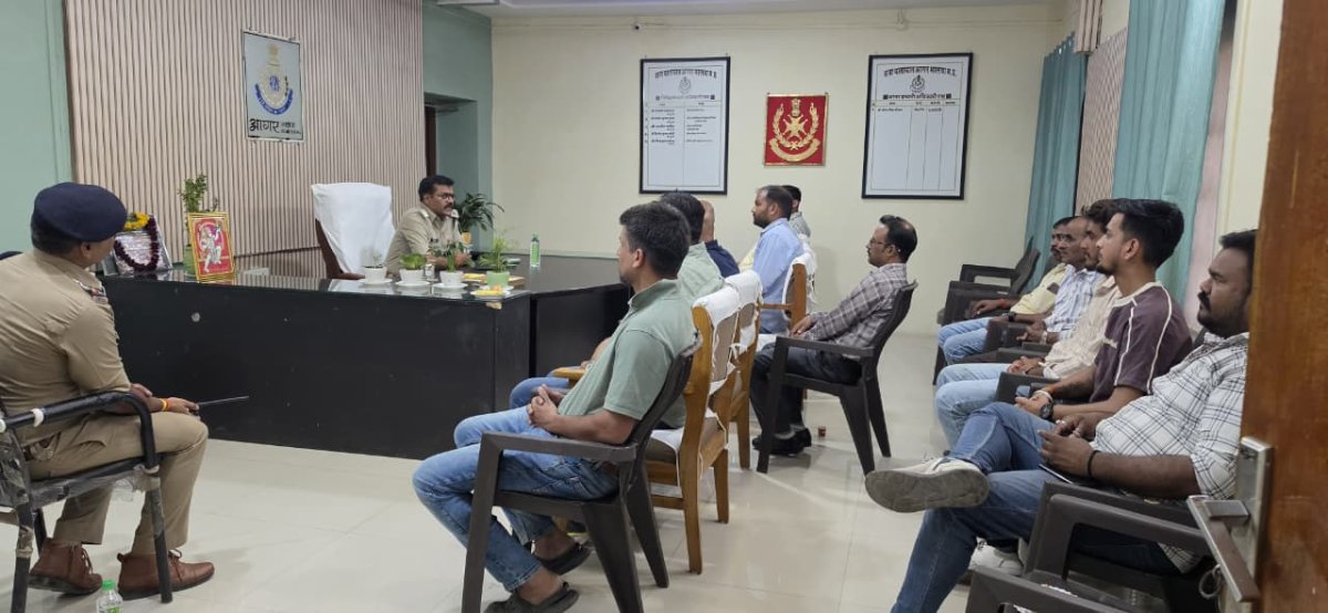 पीछे बैठने वाले सवारी के लिए भी हेलमेट पर जोर, पुलिस अधीक्षक ने दिए नए नवाचार के सुझाव