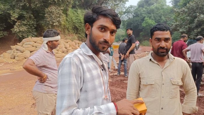 हादसे में देवदूत बनी सांतऊ आयरन खदान की मशीनें, जेसीबी और पोकलेन से निकाले गए दबे लोग