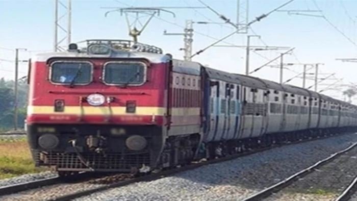 दुर्गा प्रतिमा ले जाने को लेकर विवाद, इटारसी-प्रयागराज एक्सप्रेस 1 घंटा रुकी