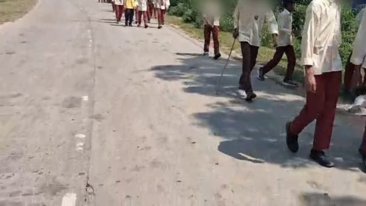 कलेक्टर से मिलने के लिए 60 किलोमीटर पैदल निकले एकलव्य छात्रावास के 150 से अधिक छात्र