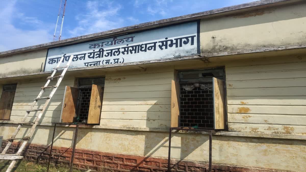 पन्ना में लोकायुक्त सागर की बड़ी कार्रवाई, जल संसाधन विभाग के दो कर्मचारी 45 हजार की रिश्वत लेते गिरफ्तार