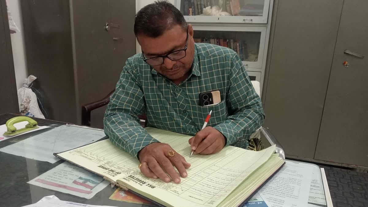 बुरहानपुर जनपद के लिपिक शरद पवार का अनोखा हुनर, दोनों हाथों से लिखते हैं मोतियों जैसे अक्षर