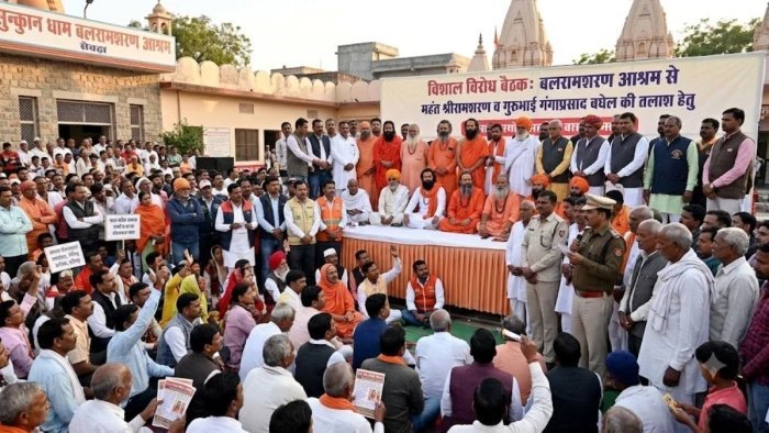 सनकुआं धाम से दो साधुओं के लापता होने के एक महीने बाद भी नहीं मिला सुराग, ग्रामीणों में भारी आक्रोश