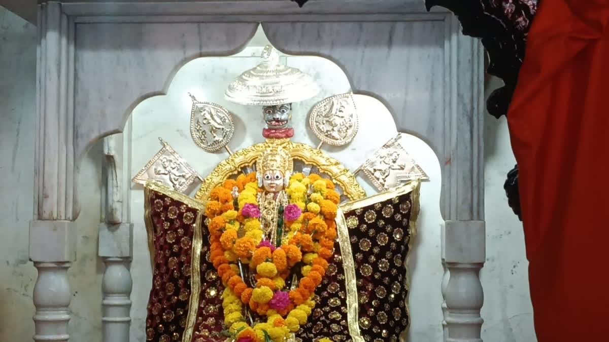 बुरहानपुर में 450 साल पुरानी परंपरा, विजयादशमी पर सातमुख वाले घोड़े पर सवार होकर निकले बड़े बालाजी महाराज