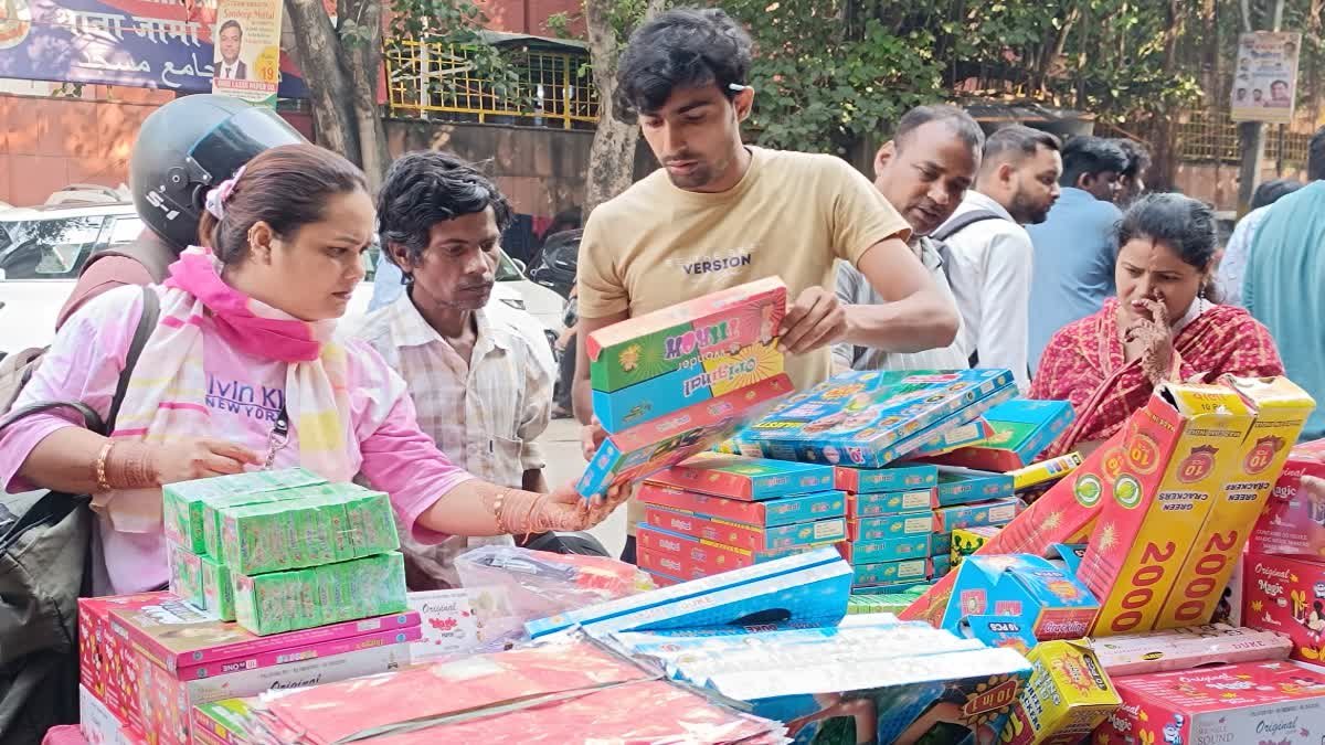 बिना लाइसेंस और सुरक्षा मानकों की अनदेखी पर गाज; गोपुर पटाखा मार्केट में राजस्व टीम का छापा