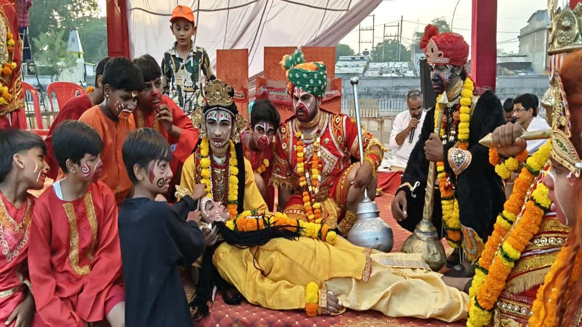 सेठानी घाट पर 147 साल पुरानी रामलीला की अनूठी परंपरा, तंबाकू के पत्तों में आज भी सुरक्षित हैं जानकी जी के प्राचीन वस्त्र