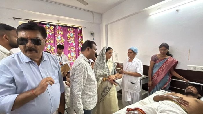 माता की मूर्ति लाते समय बड़ा हादसा, हाईटेंशन लाइन के तारों की चपेट में आने से चार युवक झुलसे