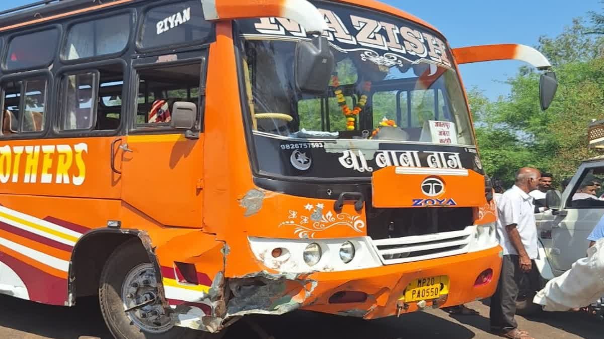 अभाना में भीषण सड़क हादसा, 2 छात्राओं की मौत के बाद ग्रामीणों ने किया चक्काजाम