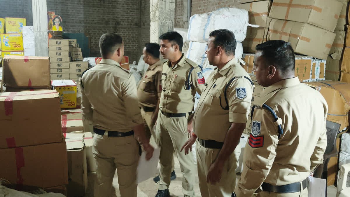 दीपावली से पहले घनी आबादी के बीच चल रहा था अवैध पटाखों का खेल, 100 कार्टून बारूद जब्त