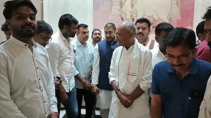 कांग्रेस विधायक कार्यालय न जाकर बीजेपी विधायक गायत्री राजे पवार के घर पहुंचे दिग्विजय सिंह, शहर में सियासी अटकलें तेज