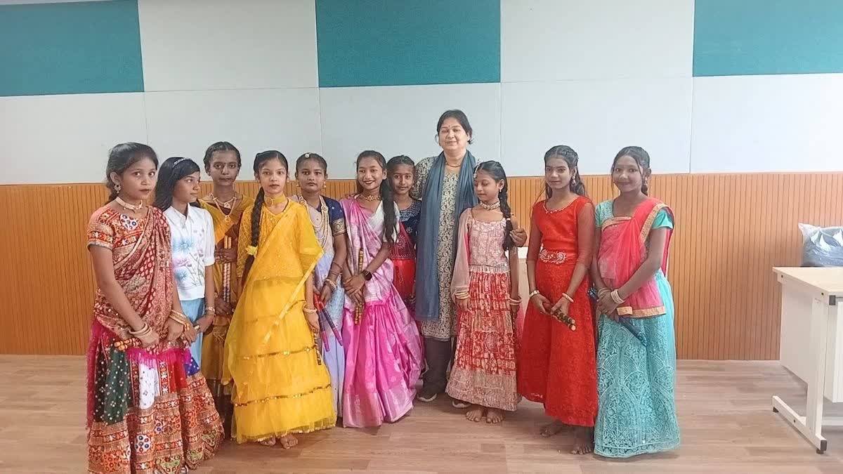 शाहपुर के सांदीपनि विद्यालय की अनोखी पहल, पढ़ाई के साथ बच्चों को सिखाई जा रही कथक और गरबा की बारीकियां