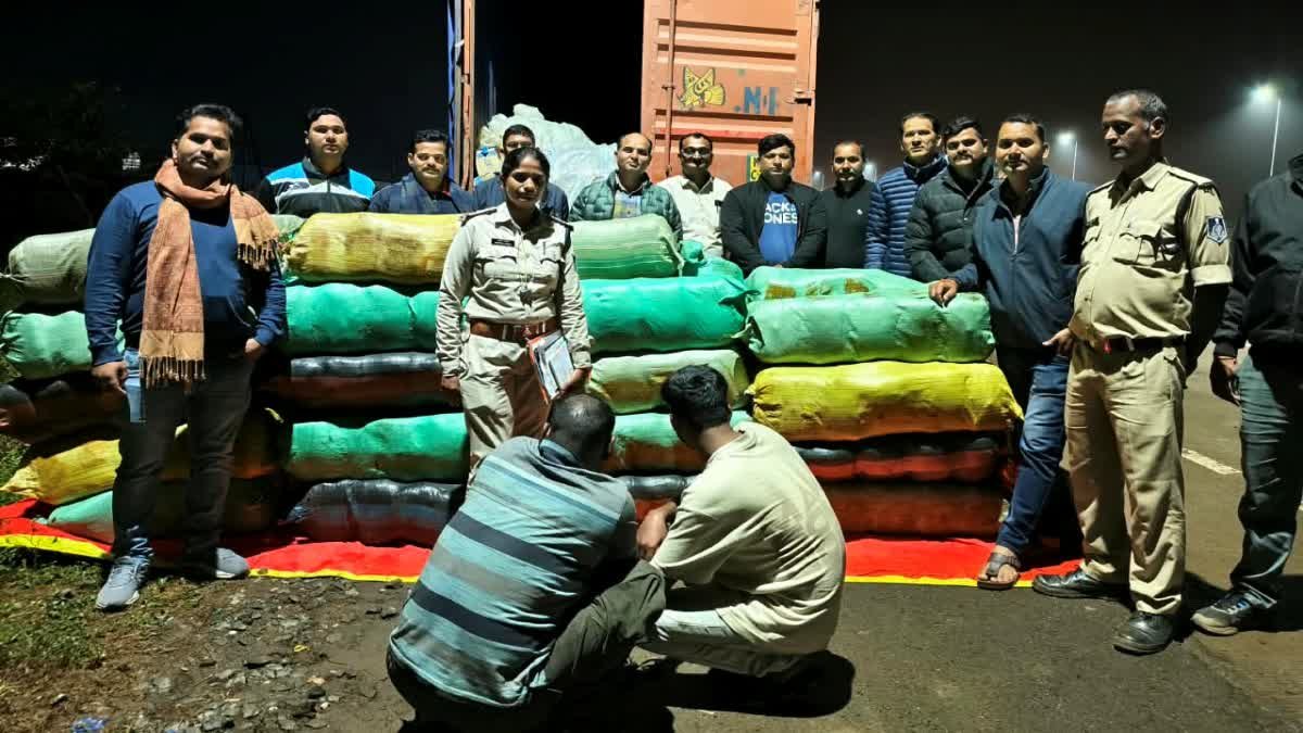 विशाखापट्टनम से यूपी ले जाया जा रहा था गांजा, जबलपुर पुलिस ने टोल प्लाजा पर घेराबंदी कर 2 तस्कर दबोचे
