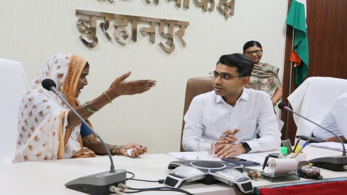 कलेक्टर ने जनसुनवाई में पेश की मानवीय मिसाल, दिव्यांग और बुजुर्ग महिला को दिया अपना पर्सनल नंबर