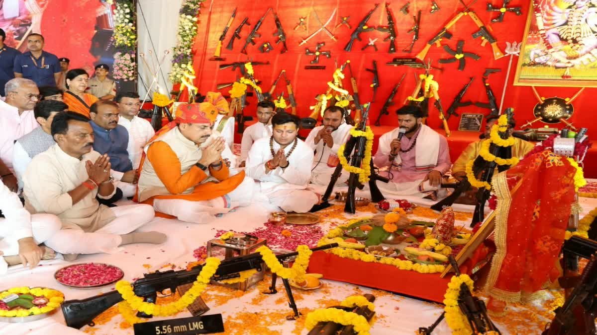 इंदौर पुलिस लाइन में सीएम मोहन यादव ने किया शस्त्र पूजन, महिला पुलिस दल ने दिया गार्ड ऑफ ऑनर