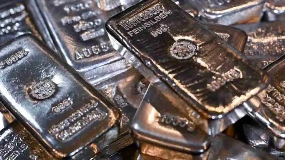 चांदी की कीमतों में बड़ी गिरावट, 10 महीने के निचले स्तर पर आई, सोना भी सस्ता हुआ