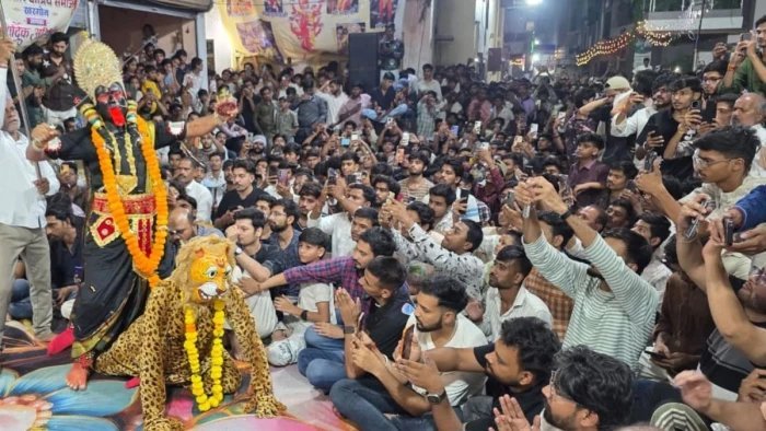 खरगोन में 408 साल पुरानी परंपरा से निकला मां महाकाली का खप्पर, तड़के 4 बजे उमड़ा आस्था का जनसैलाब