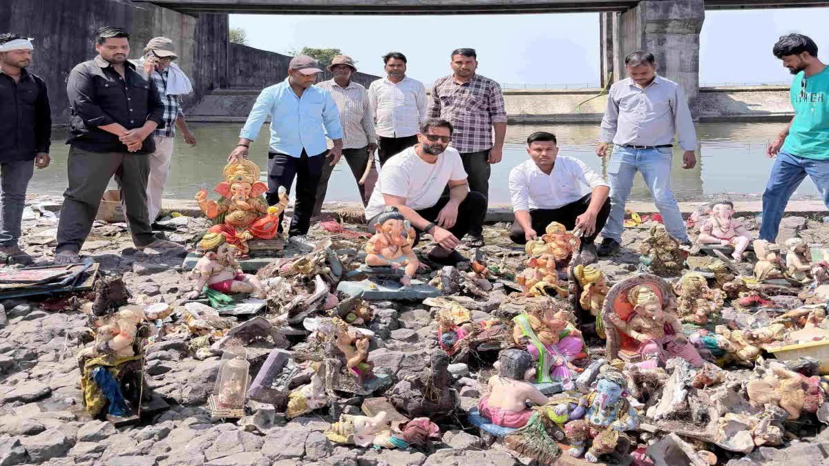 राजघाट बांध में प्रतिबंध के बावजूद POP मूर्तियों का विसर्जन, संकल्प फाउंडेशन ने शुरू किया सफाई अभियान