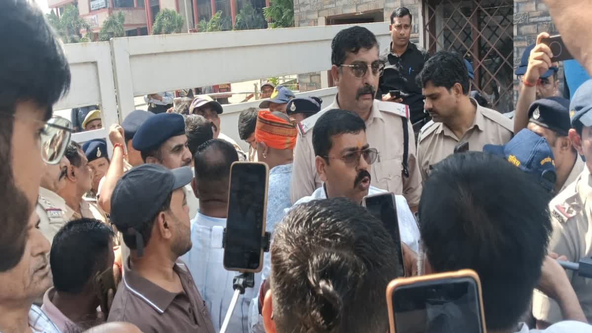 मोरवा के विस्थापितों का NCL मुख्यालय पर उग्र प्रदर्शन, सभी गेटों पर जड़ा ताला, 45 सूत्रीय मांगों को लेकर अनिश्चितकालीन हड़ताल