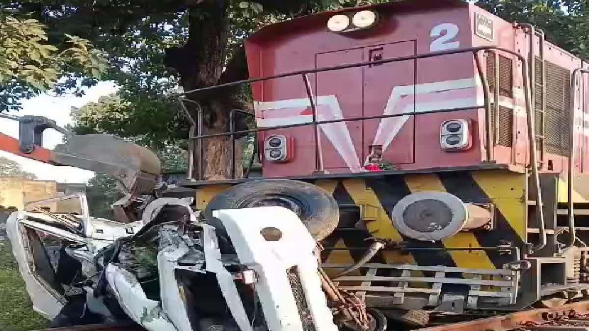 अमरकंटक ताप विद्युत केंद्र की लोको ट्रेन से भिड़ी पिकअप, बिना फाटक के रेलवे क्रॉसिंग पर हुआ हादसा