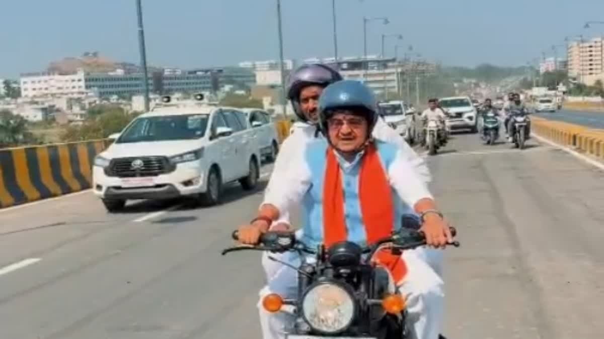 लव-कुश चौराहे पर मध्य प्रदेश के पहले डबल डेकर ब्रिज का निरीक्षण, बुलेट पर निकले मंत्री कैलाश विजयवर्गीय