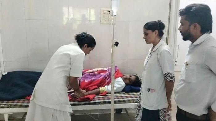 11 दिनों से धरने पर बैठी छात्राओं की बिगड़ी तबीयत, टेंट चोरी होने के बाद खुले आसमान के नीचे आंदोलन