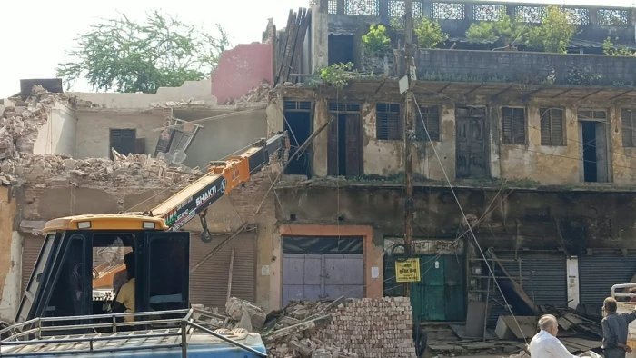 नगर निगम की बड़ी कार्रवाई, रंगनाथ नगर के बरगवा में जर्जर अग्रवाल बिल्डिंग को किया जा रहा जमींदोज