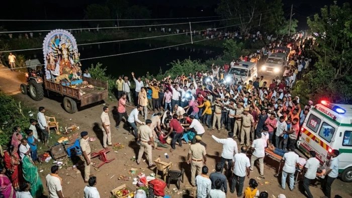 प्रतिमा विसर्जन के दौरान बड़ा हादसा, हाईटेंशन लाइन की चपेट में आने से 2 की मौत और 8 झुलसे