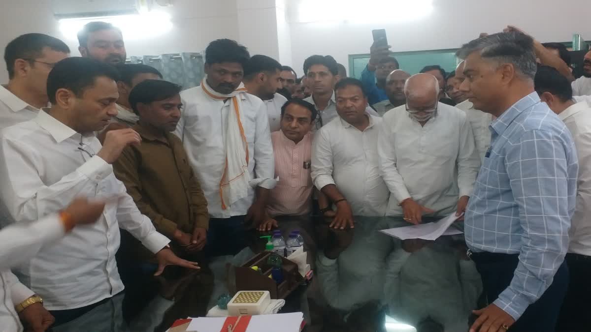 नकुलनाथ के कार्यकर्ता के साथ अपहरण और मारपीट का मामला गर्माया, कांग्रेस नेताओं ने पुलिस कंट्रोल रूम पहुंचकर दिया ज्ञापन