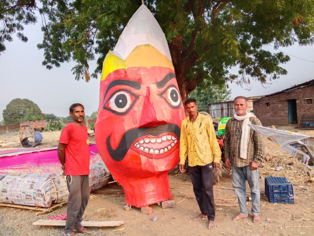 विजयादशमी पर नागलवाड़ी में जलेगा 41 फीट ऊंचा रावण का पुतला, खरगोन के कलाकारों ने किया तैयार