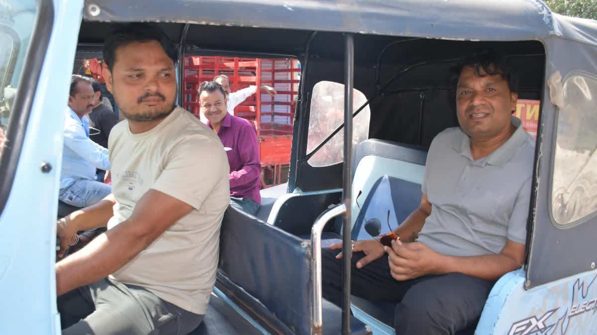 शहर के अंदर अवैध डेयरी चलाने वालों पर नगर निगम का शिकंजा, ऑटो से पहुंचकर कमिश्नर ने की औचक कार्रवाई