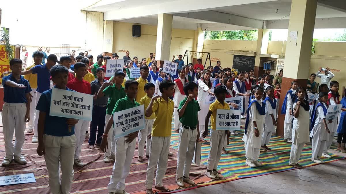 पुरानी किताबों का रिड्यूस, रीयूज और रीसायकल, देवी अन्नपूर्णा विद्यालय में शुरू हुई RRR लाइब्रेरी
