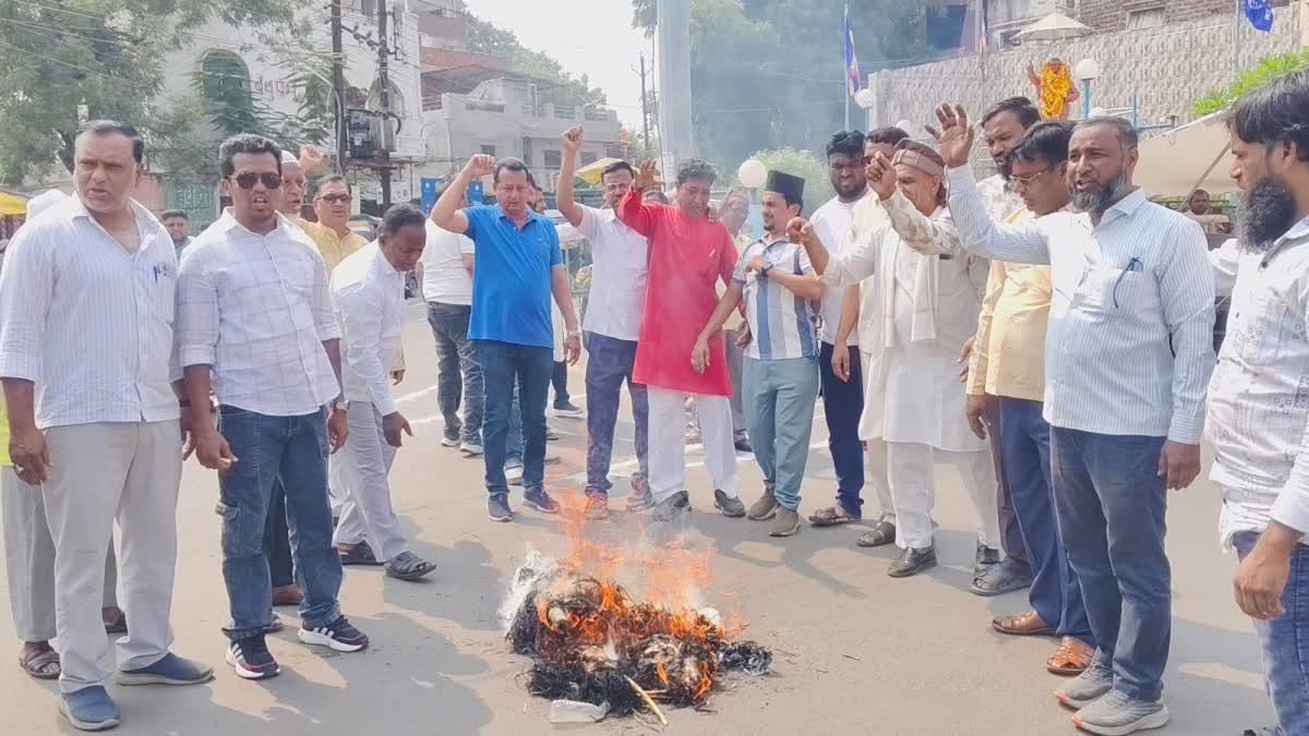 जिला कांग्रेस कमेटी ने बाबा साहब प्रतिमा के पास किया विरोध, 1 नवंबर को दिल्ली में बड़े आंदोलन का ऐलान