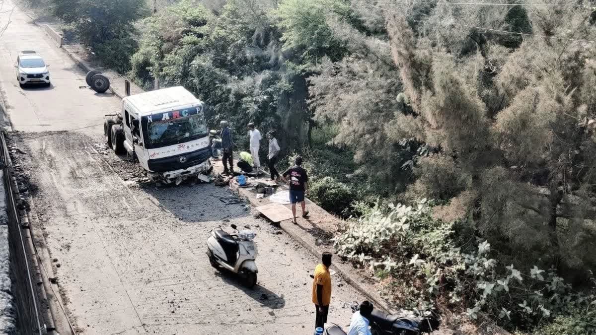 गांधीनगर एयरपोर्ट रोड पर भीषण सड़क हादसा, अनियंत्रित होकर 20 फीट नीचे सर्विस लेन पर गिरा ट्राला
