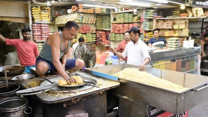 सिंगापुर के अंतरराष्ट्रीय पर्यटन मेले आईटीबी एशिया 2026 में छाई रतलामी सेंव और मुरैना की गजक