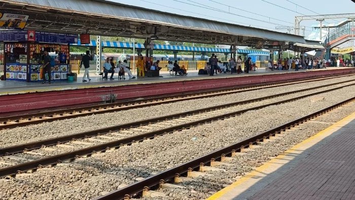औद्योगिक शहर देवास से उत्तर-पूर्व के लिए एक भी नियमित ट्रेन नहीं, छठ पूजा पर यात्रियों की बढ़ी मुश्किलें