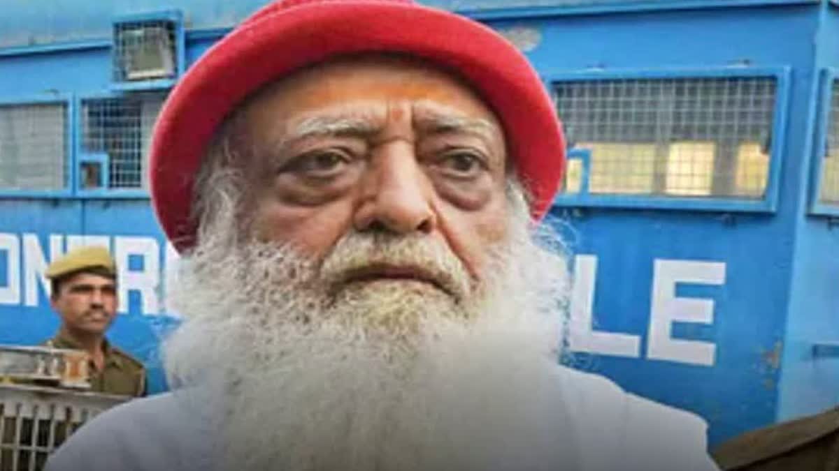 पैरोल पर उज्जैन पहुंचे आसाराम की अचानक बिगड़ी तबीयत, सीने में तेज दर्द के बाद आश्रम में डॉक्टर तैनात