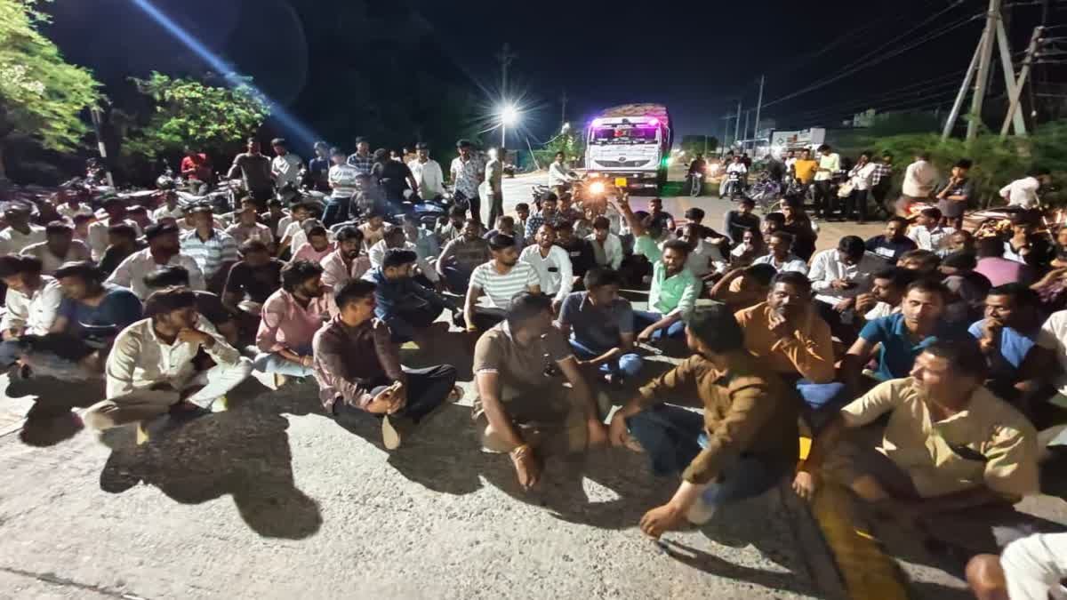 सिंचाई के लिए बिजली न मिलने पर सड़कों पर उतरे किसान, SDM के आश्वासन के बाद खुला जाम