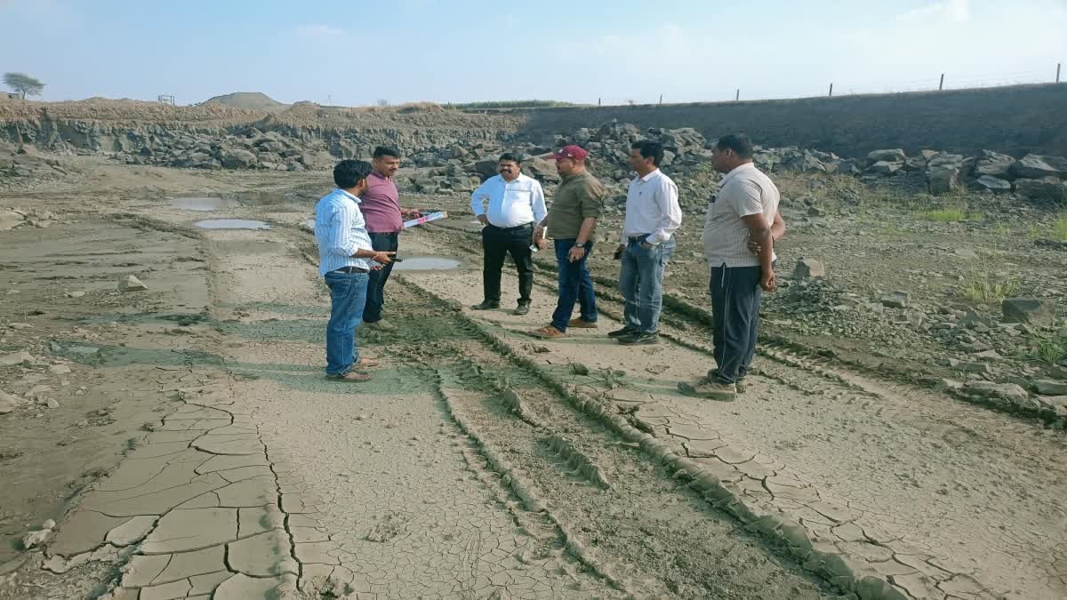 बदरवास में अवैध उत्खनन पर प्रशासन का बड़ा एक्शन, काली गिट्टी बनाने वाली पोकलेन मशीन जब्त