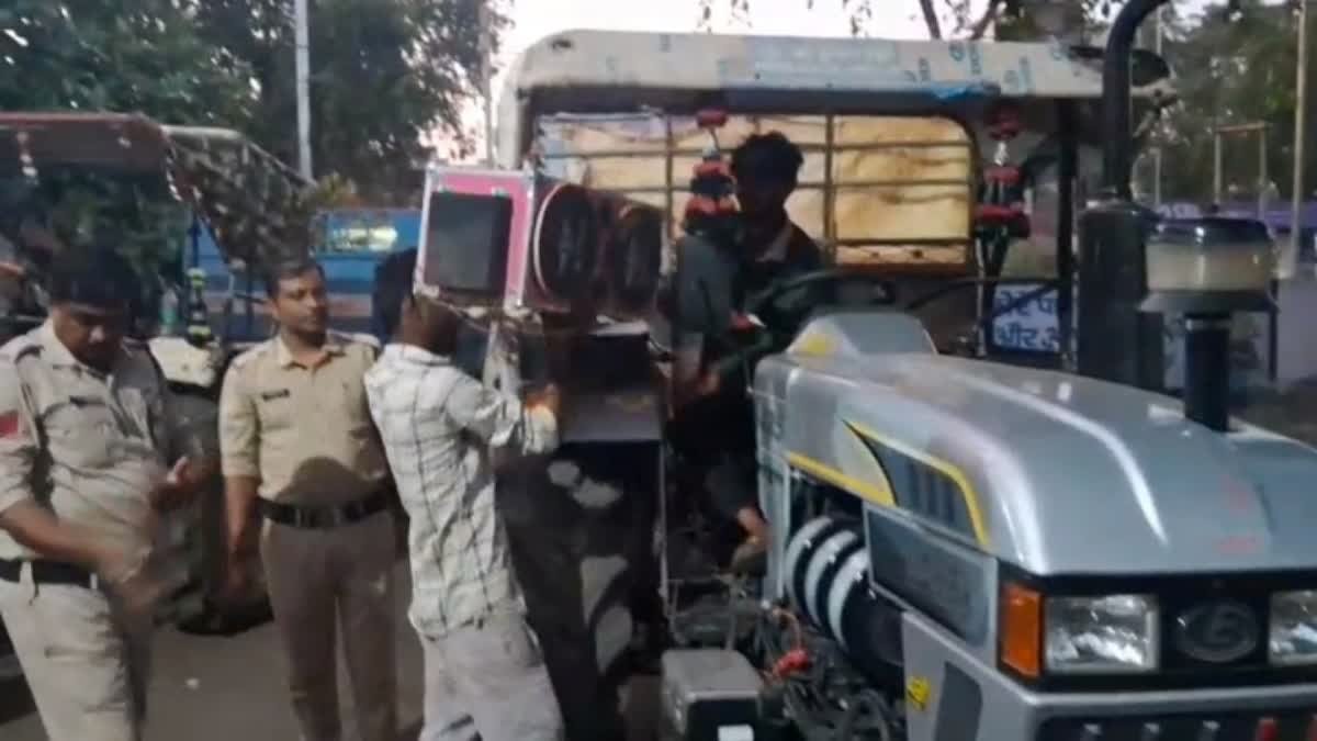 हाईवे पर तेज आवाज में गाने बजा रहे ट्रैक्टर चालकों पर पुलिस की सख्त कार्रवाई, कान पकड़कर लगवाई उठक-बैठक