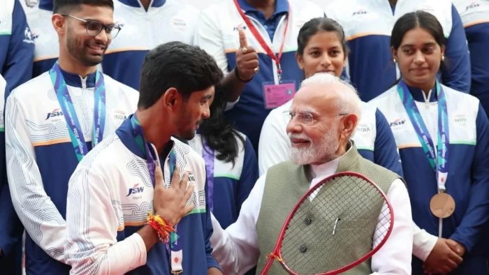 एशियन गेम्स पदक विजेता जय मीणा और कोच सुदेश सांगते से मिले पीएम मोदी, रैकेट और बॉल भेंट कर किया सम्मानित