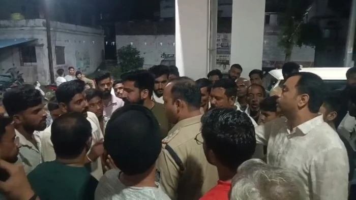 सिवनी में पुलिस वाहन और बाइक की टक्कर से युवक की दर्दनाक मौत, ग्रामीणों ने किया हंगामा और मुआवजे की मांग