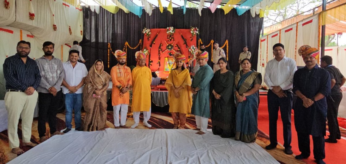 पुलिस लाइन में हर्षोल्लास के साथ मनाया गया विजयादशमी पर्व, कलेक्टर और एसपी ने किया विधि-विधान से शस्त्र पूजन