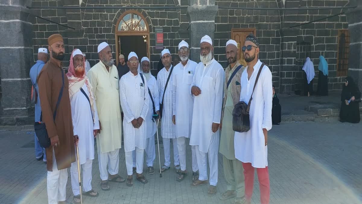 महंगे टिकट और होटल के अतिरिक्त खर्च से परेशान यात्री, सरकार से विशेष विमान चलाने की मांग