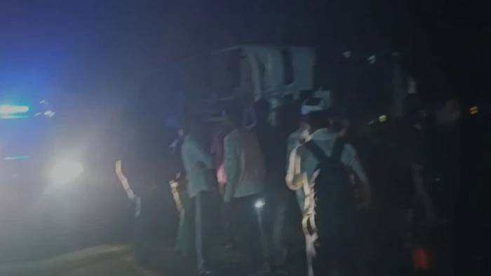 भोपाल से बालाघाट जा रही सूत्र सेवा बस पलटी, एक यात्री की मौत और 10 घायल; हाइवे के गड्ढे के कारण हुआ हादसा