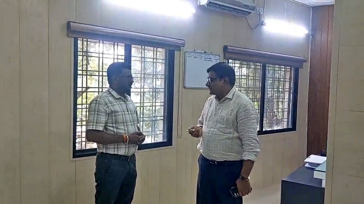 विकास कार्यों की फाइलों को लेकर कमिश्नर केबिन में भिड़े महापौर विक्रम अहिके, जानें पूरा मामला