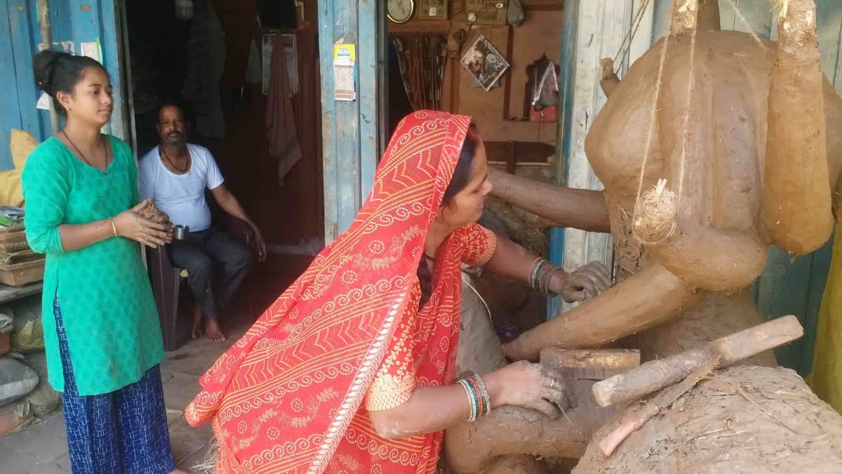 गणेश उत्सव और नवरात्रि के लिए मूर्तियां बना रहीं महिलाएं, आत्मनिर्भरता की अनूठी दास्तान