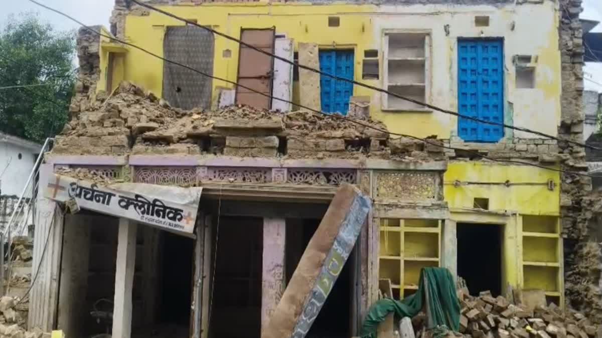 विजयपुर में भरभराकर गिरी जर्जर मकान की ऊपरी मंजिल, मलबे की चपेट में आई बाइक, टला बड़ा हादसा