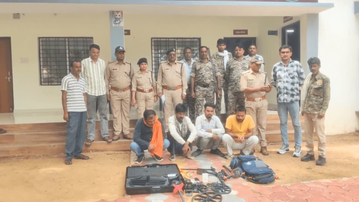 पन्ना टाइगर रिजर्व के जंगलों में मेटल डिटेक्टर लेकर पहुंचे थे आरोपी, गड़े धन की तलाश में चल रही थी खुदाई