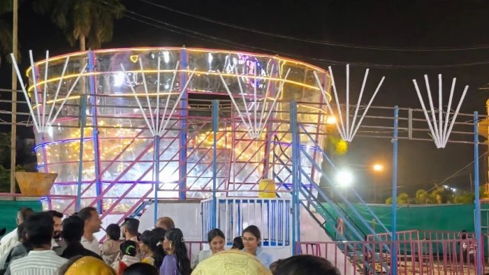 गोलबाजार मेले में टला बड़ा हादसा, झूला झूलते वक्त रील बना रहे थे युवक-युवती, मची अफरातफरी